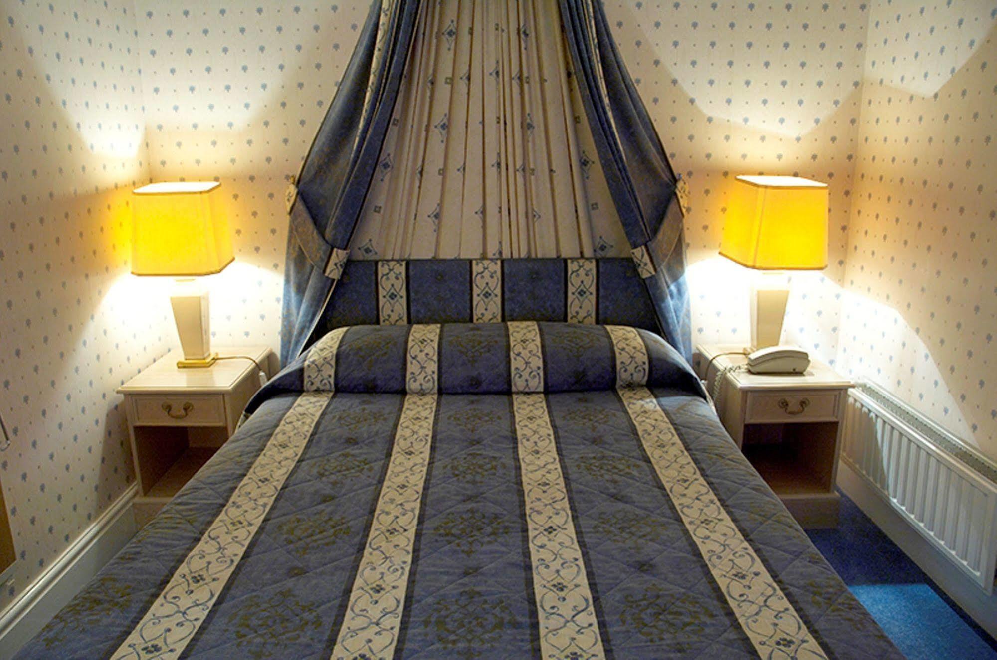 Glebe Hotel Barford  Bagian luar foto